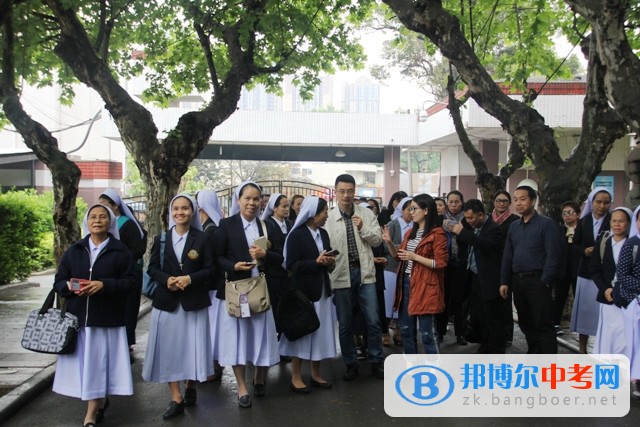 泰國烏汶府教育訪問團來四川師大附中高中部訪問