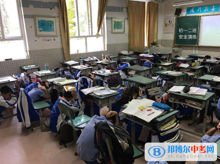 防震減災(zāi)刻不容緩，自救互救未雨綢繆成都石室錦城外國(guó)語(yǔ)學(xué)校城舉行20 17“5·12”防震減災(zāi)應(yīng)急避險(xiǎn)疏散演練