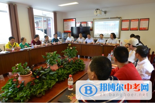 西華師大附屬巴中實驗中學一行38人來雙流縣藝術體育實驗中學分部參觀考察