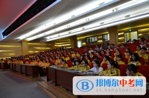 雙流縣藝術體育實驗學校聆聽“經典音樂”賞析專場會，為生活添加藝術氣息