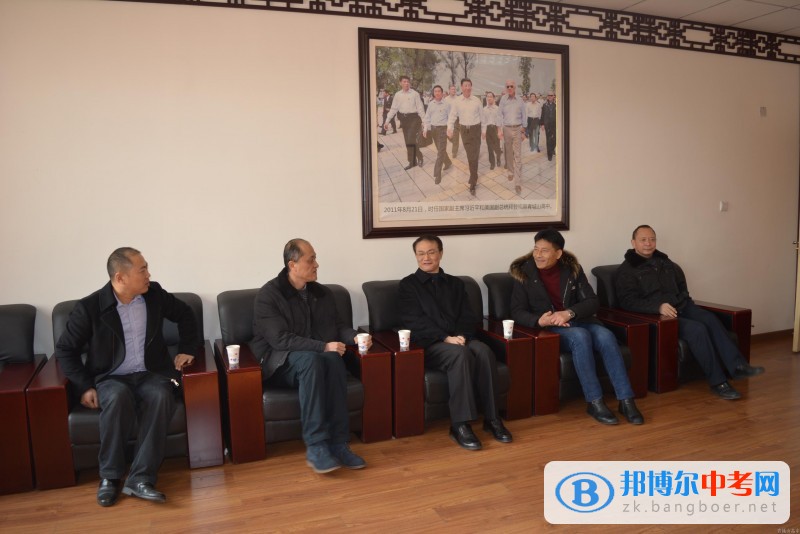 成都市防震減災(zāi)局領(lǐng)導(dǎo)慰問都江堰市第一中學(xué)