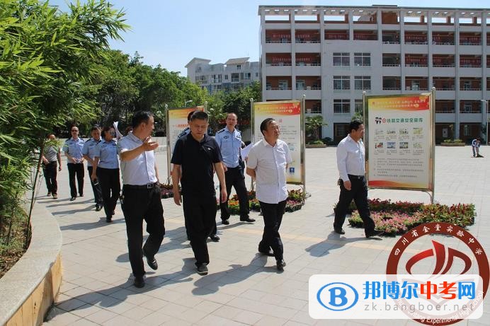 金堂縣副縣長，縣公安局黨委書記潘智到四川省金堂實驗中學(xué)視察高考準備工作