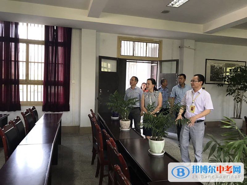 隆昌縣委常委、宣傳部長羅平芳到隆昌縣第二中學檢查高考備考工作