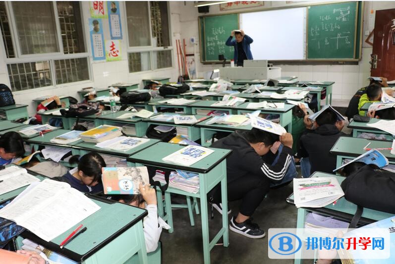 內江一中舉行地震減災應急疏散演練