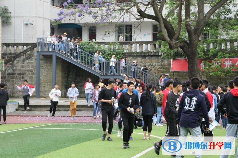 內江一中舉行地震減災應急疏散演練