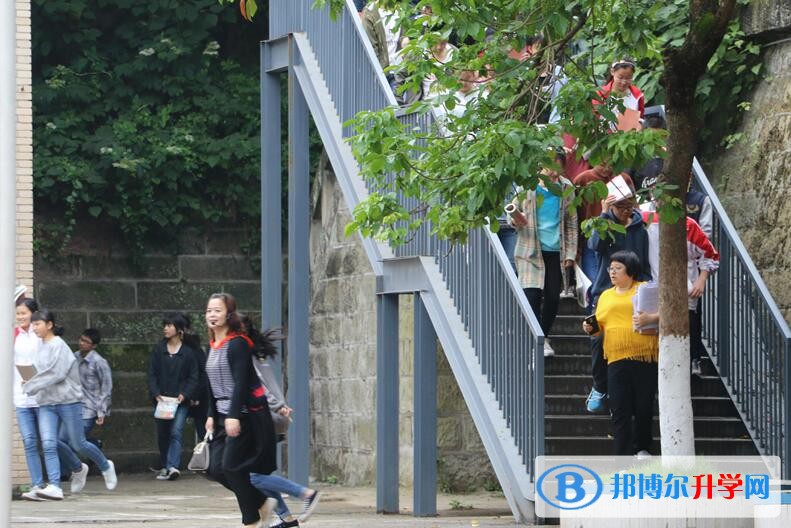 內江一中舉行地震減災應急疏散演練