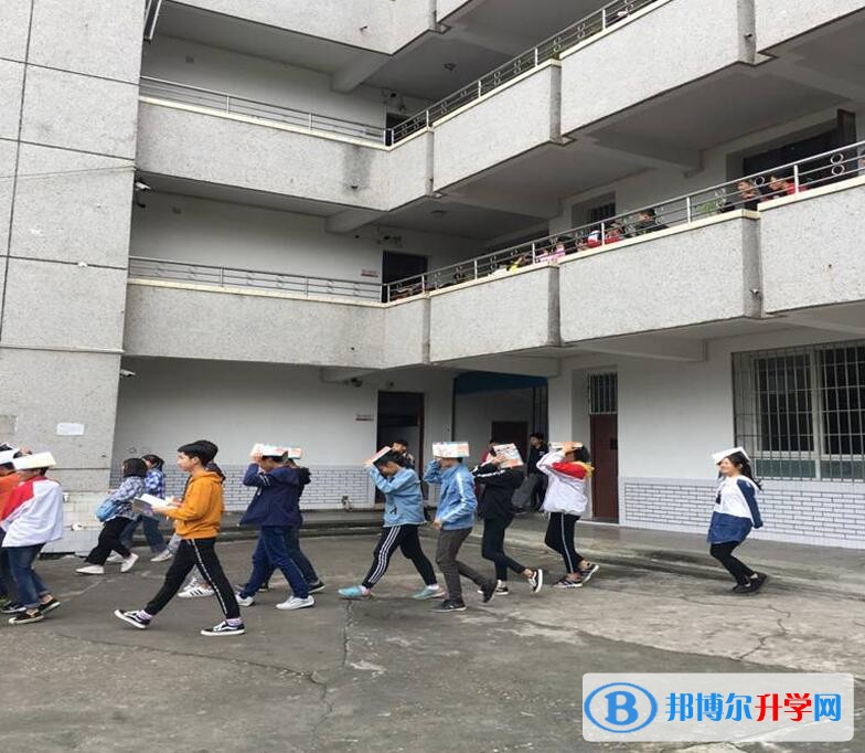 內江一中舉行地震減災應急疏散演練