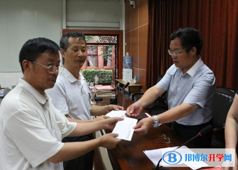 內江一中舉行慶祝中國共產黨成立97周年暨表彰大會