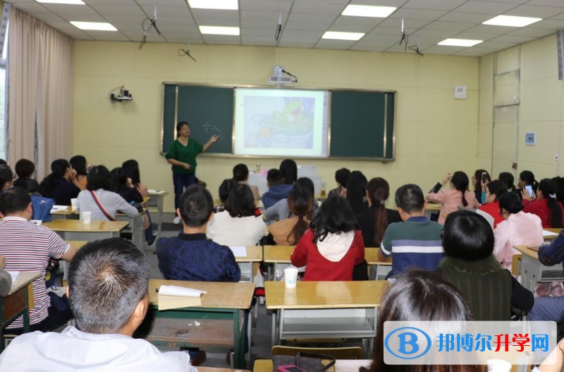 內(nèi)江一中邀請(qǐng)專家作科研專題講座