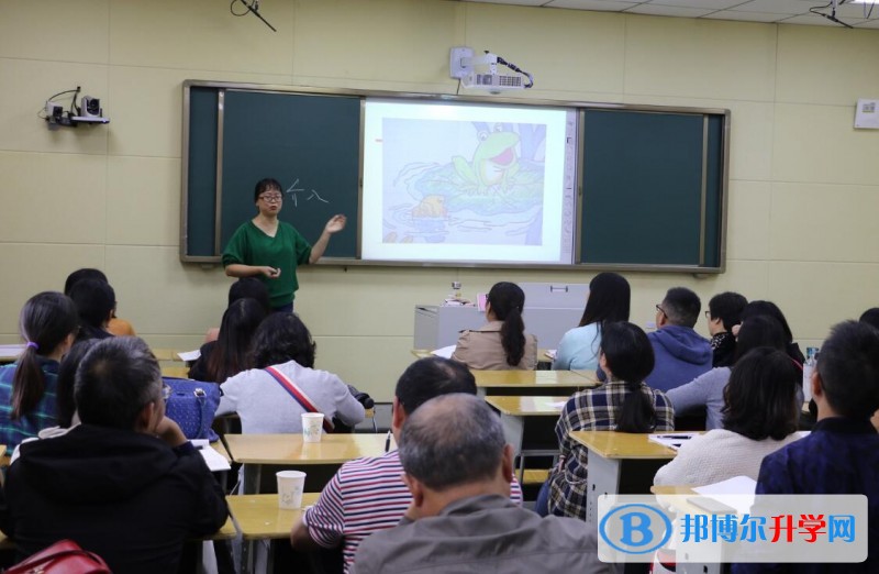 內(nèi)江一中邀請(qǐng)專家作科研專題講座
