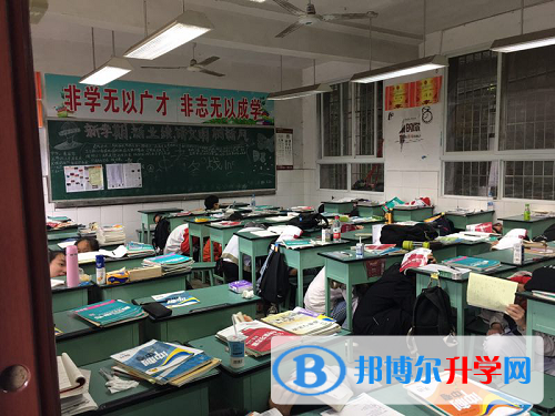 內江一中開展防地震應急疏散演練