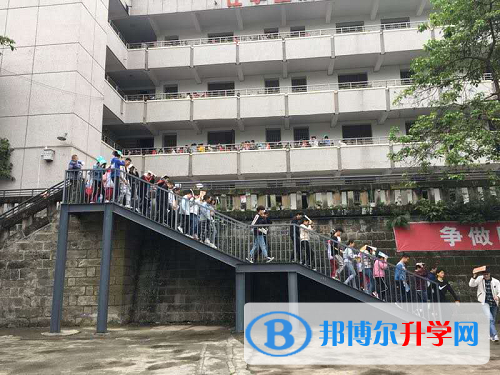 內江一中開展防地震應急疏散演練